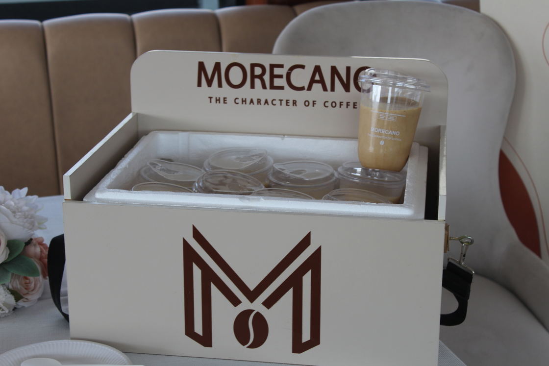 Açık 1 kg Morecano kutusu ve yanında hazırlanmış bir bardak